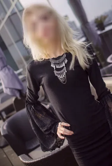 Ella, 25