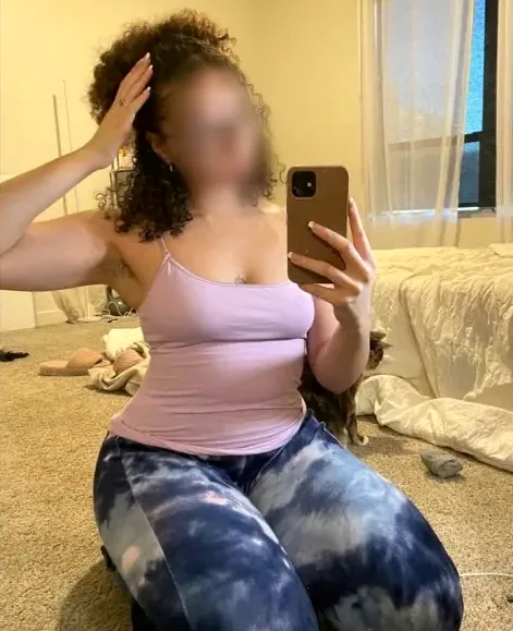 Holly, 32