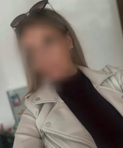 Mhairi, 26