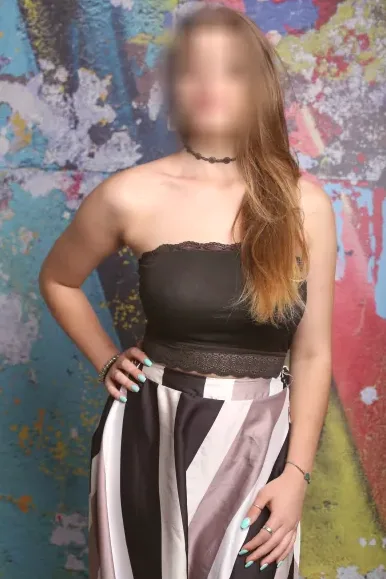 Mia, 27